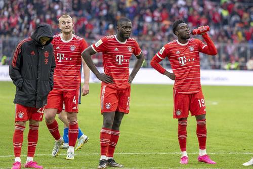 Mingea este acum în terenul lui Alphonso Davies (dreapta) / Foto: Imago Images