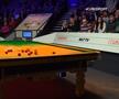 Scene incredibile la Campionatul Mondial de Snooker » Un bărbat s-a urcat pe masă și a împrăștiat un praf portocaliu