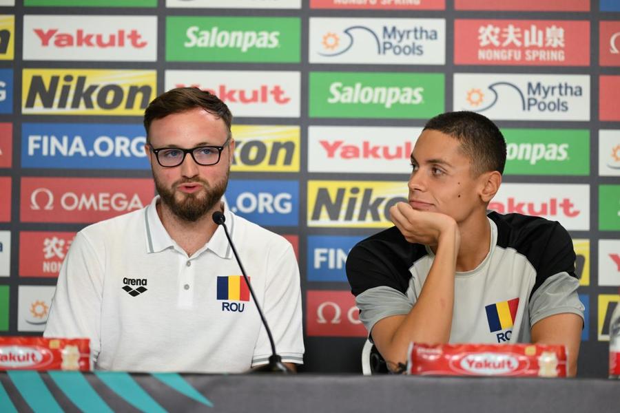 Antrenorul Adrian Rădulescu și David Popovici la o conferință de presă în timpul Campionatelor Mondiale de la Budapesta 2022 Foto Raed Krishan David Popovici, invitat de familia princiară la Monte Carlo, a acordat un interviu pentru Monaco TV: „A fost un moment de mândrie națională atunci când a răsunat imnul României la Paris”