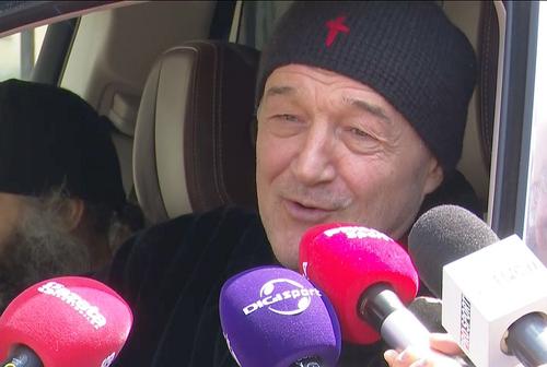 Gigi Becali, în timp ce rostea „noul” slogan
