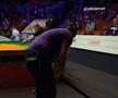 Scene incredibile la Campionatul Mondial de Snooker » Un bărbat s-a urcat pe masă și a împrăștiat un praf portocaliu