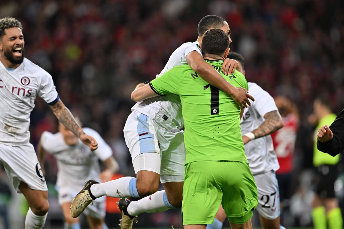 Moment incredibil în Lille - Aston Villa » Emiliano Martinez a văzut al 2-lea galben la loviturile de departajare, dar a rămas pe teren și a apărat execuția decisivă! De ce nu a fost eliminat