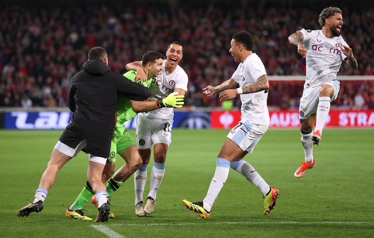 Moment incredibil în Lille - Aston Villa » Emiliano Martinez a văzut al 2-lea galben la loviturile de departajare, dar a rămas pe teren și a apărat execuția decisivă! De ce nu a fost eliminat