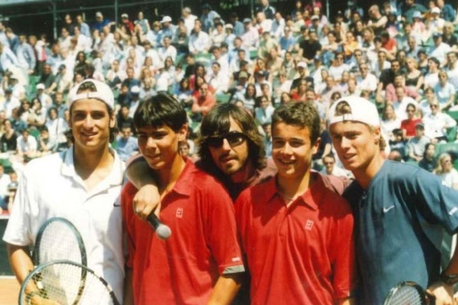 Puștiul Rafa Nadal, al doilea din stânga, lângă Feliciano Lopez, în urmă cu 25 de ani, pe terenurile de la Barcelona / Sursă foto:
rctb1899.es/ „Sfârșitul unei ere” » Mesajul emoționant primit de Rafael Nadal, după ce și-a luat adio de la turneul câștigat de 12 ori