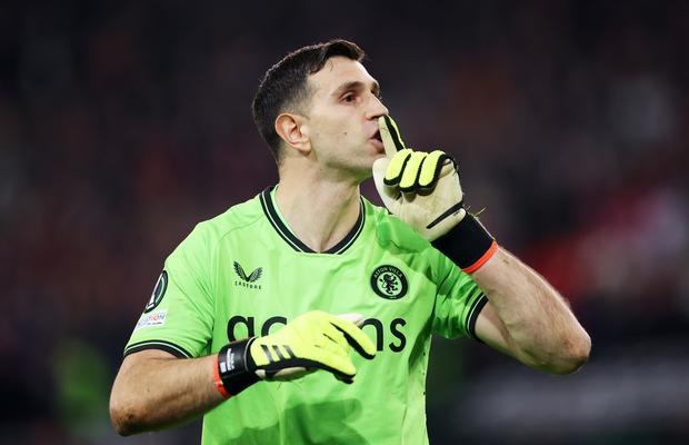 Moment incredibil în Lille - Aston Villa » Emiliano Martinez a văzut al 2-lea galben la loviturile de departajare, dar a rămas pe teren și a apărat execuția decisivă! De ce nu a fost eliminat