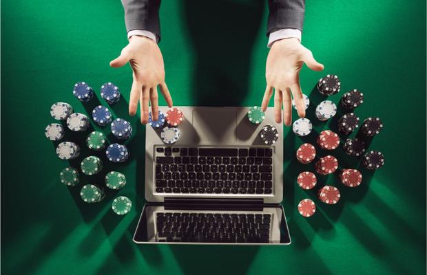Cum funcționează o platformă de poker online