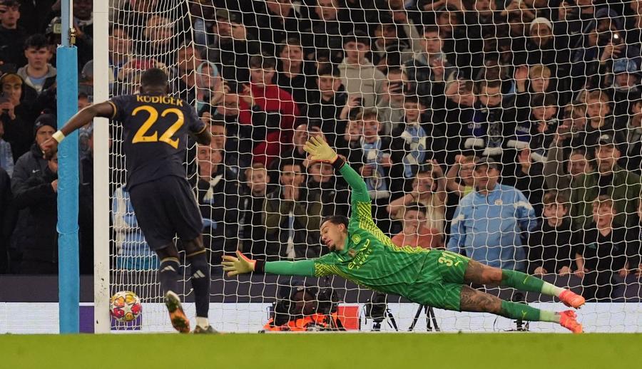 Antonio Rudiger nu i-a lăsat nicio șansă lui Ederson / Foto: Imago A transformat penalty-ul decisiv și a contribuit la ratarea unui adversar + Incredibil: ambii antrenori au pus să tragă câte un jucător care nu mai executase nicio lovitură de la 11 metri în întreaga carieră!
