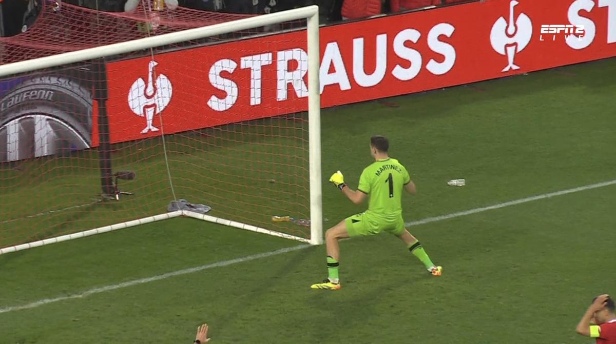 Moment incredibil în Lille - Aston Villa » Emiliano Martinez a văzut al 2-lea galben la loviturile de departajare, dar a rămas pe teren și a apărat execuția decisivă! De ce nu a fost eliminat