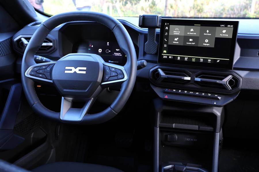Cum arată interiorul noului Dacia Duster 3. Sursă foto: Imago Images Dacia Duster 3, testată în condiții de off-road în Franța » Cum s-a descurcat