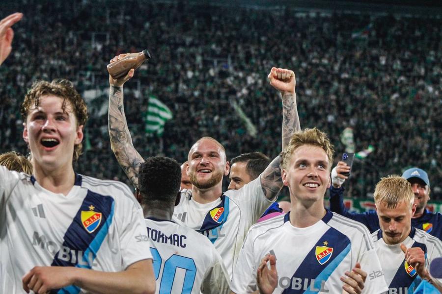 Jucătorii lui Djurgarden celebrează calificarea în semifinalele Conference League / Foto: Imago Minunea Djurgarden! » Învinsa lui CFR Cluj din 2020 a intrat în careul de ași cu titulari plătiți cu 50.000 de euro anual!