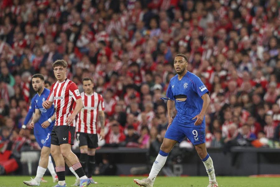 Dessers cu tricoul rupt / Foto: Imago Ianis Hagi a trecut la acuzații după ce Rangers a fost eliminată din Europa League: „Penalty clar”