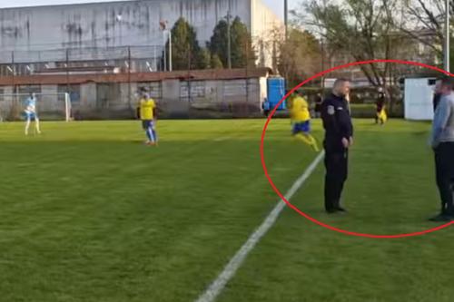 Reprezentantul Jandarmeriei îl ia la întrebări pe bărbatul recalcitrant / Sursă foto: Facebook@ Religia Sportului