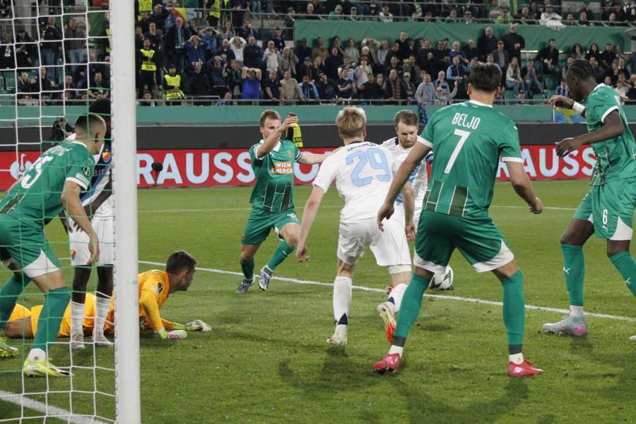 Căpitanul Jakob Une Larsson, șutând la Viena la poarta lui Rapid, care a terminat meciul cu doi jucători eliminați / Foto: Imago Minunea Djurgarden! » Învinsa lui CFR Cluj din 2020 a intrat în careul de ași cu titulari plătiți cu 50.000 de euro anual!