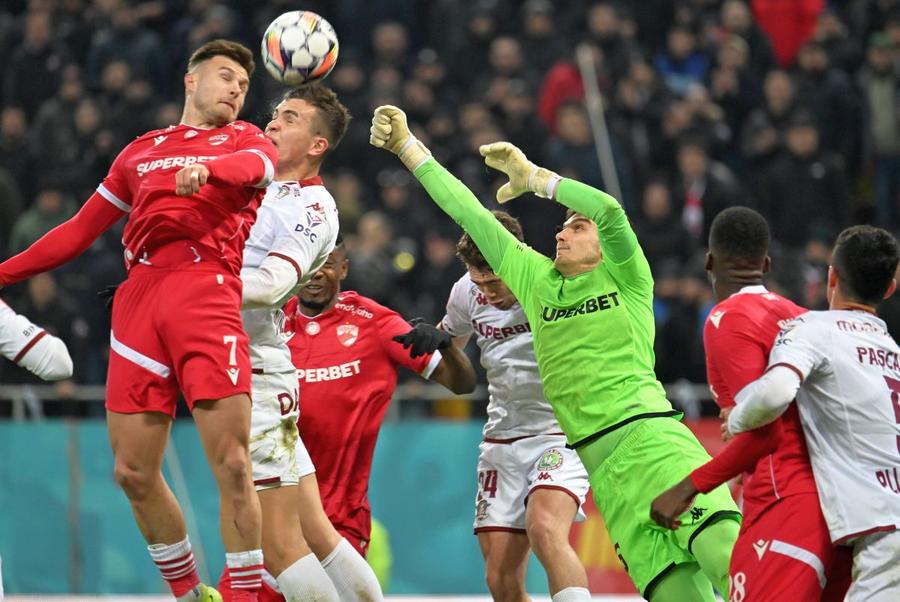 Marian Aioani va trebui să tragă din greu pentru a-l scoate dintre buturi pe Stolz. Foto: Imago Images Pleacă de la Rapid! Trecut pe linie moartă, fotbalistul important din sezonul trecut e gata de despărțire