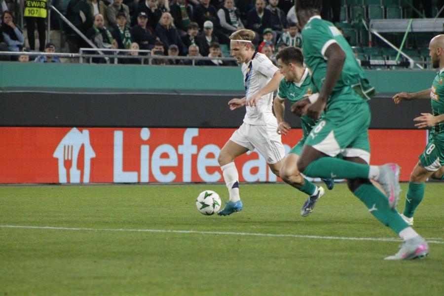Atacantul Tobias Gulliksen a marcat două din cele patru goluri ale lui Djurgarden în returul cu Rapid Viena / Foto: Imago Minunea Djurgarden! » Învinsa lui CFR Cluj din 2020 a intrat în careul de ași cu titulari plătiți cu 50.000 de euro anual!