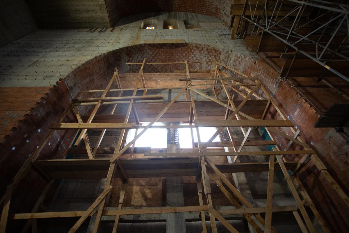 Imagini în premieră din biserica ridicată de Gigi Becali: „Doar altarul m-a costat 10 milioane de euro” » Când va fi gata edificiul al cărui mozaic se completează cu penseta!