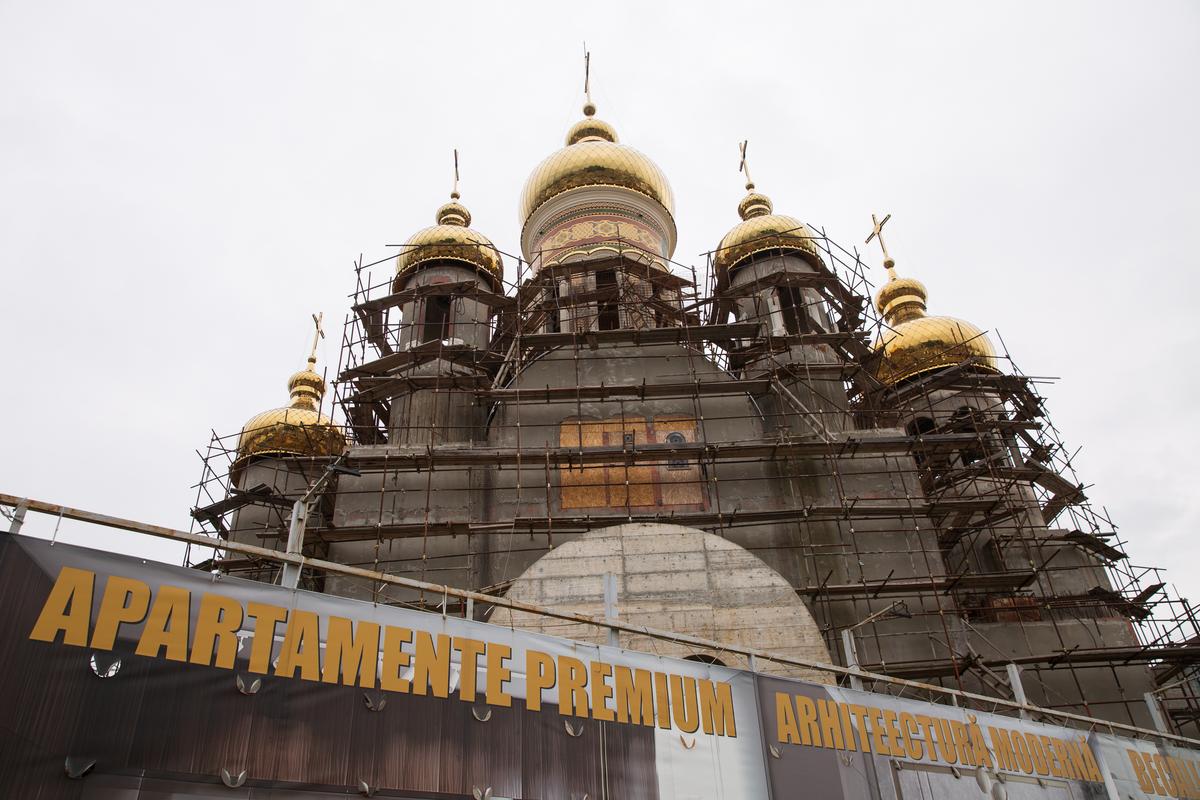 Imagini în premieră din biserica ridicată de Gigi Becali: „Doar altarul m-a costat 10 milioane de euro” » Când va fi gata edificiul al cărui mozaic se completează cu penseta!