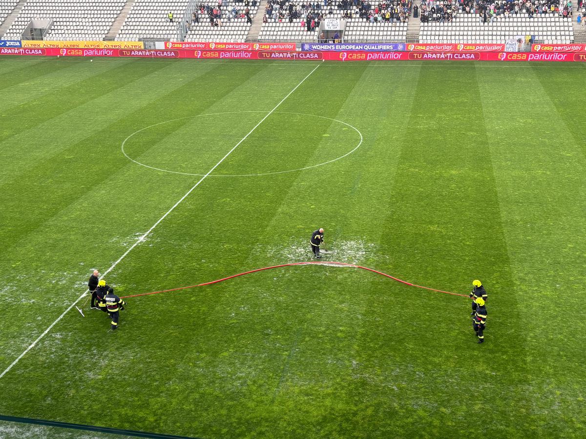 Imagini neconvenționale! Probleme grave la stadionul de 37 de milioane: meci întrerupt două ore » Aici va juca Dinamo în play-off