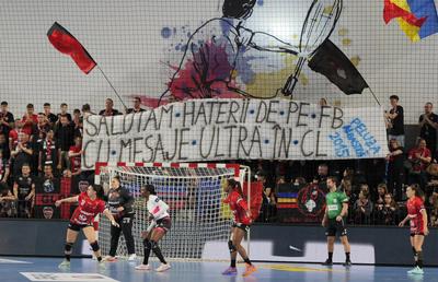 Cum s-a trăit Liga Campionilor la Bistrița: seism în sală, comando pe parchet, fete descălțate, mingi în figură și un antrenor ireal de calm!