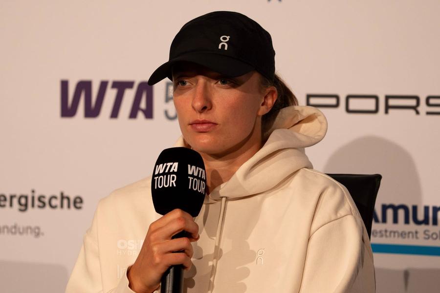 Iga Swiatek la conferința de presă de la Stuttgart Foto: Imago Images Fostul lider WTA, după încă o eliminare în „sferturi” în 2026: „Uneori e pur și simplu dificil să execut”