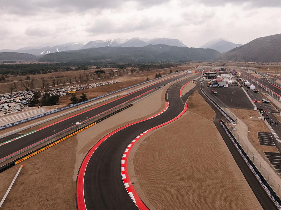 Cel mai nou și mai modern circuit de curse FIA/FIM din Bulgaria găzduiește primul său weekend internațional de curse de motociclete