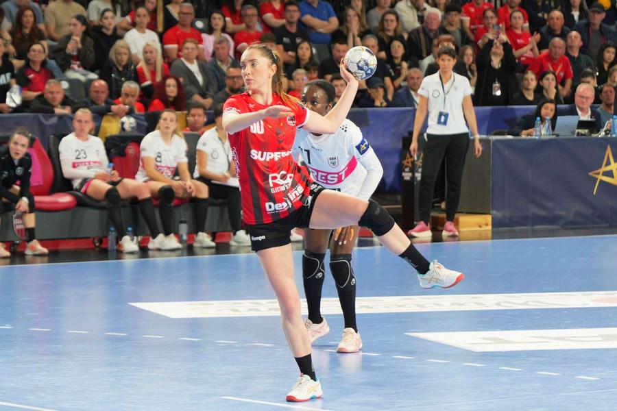 Sonia Seraficeanu, în Gloria - Brest / FOTO: Andrei Furnigă (GSP.ro) Cum s-a trăit Liga Campionilor la Bistrița: seism în sală, comando pe parchet, fete descălțate, mingi în figură și un antrenor ireal de calm!