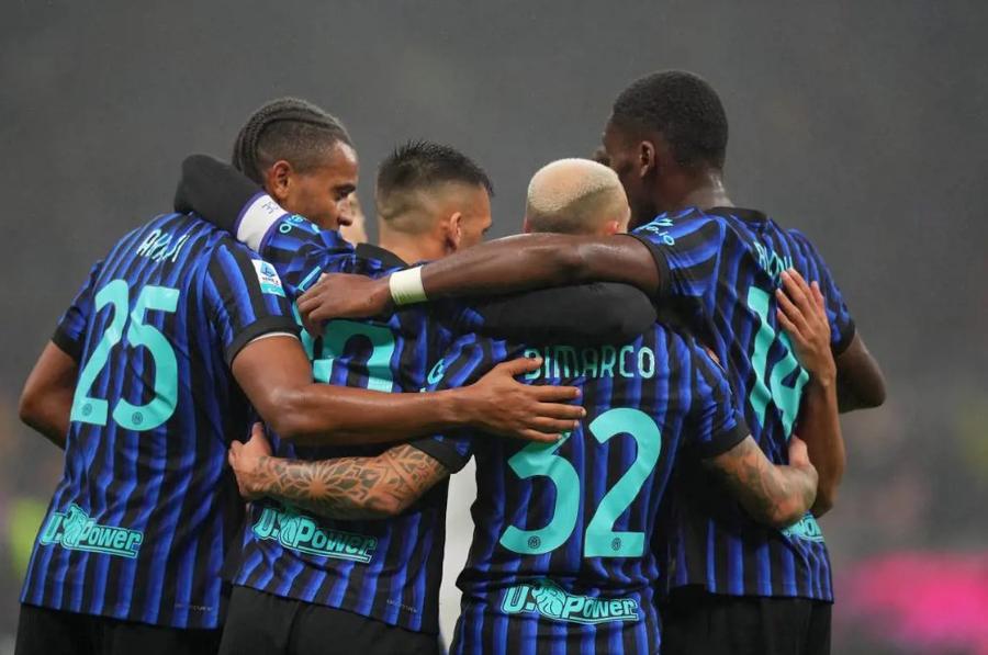 Elevii lui Cristi Chivu sărbătoresc după o nouă victorie a liderului autoritar din Serie A Chivu vorbește despre titlu și prelungirea acordului cu Inter » Antrenorul și-a descris jucătorii în patru cuvinte