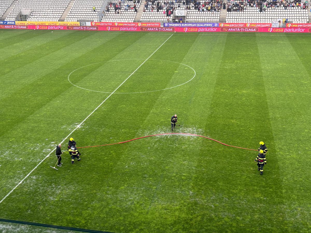 Imagini neconvenționale! Probleme grave la stadionul de 37 de milioane: meci întrerupt două ore » Aici va juca Dinamo în play-off