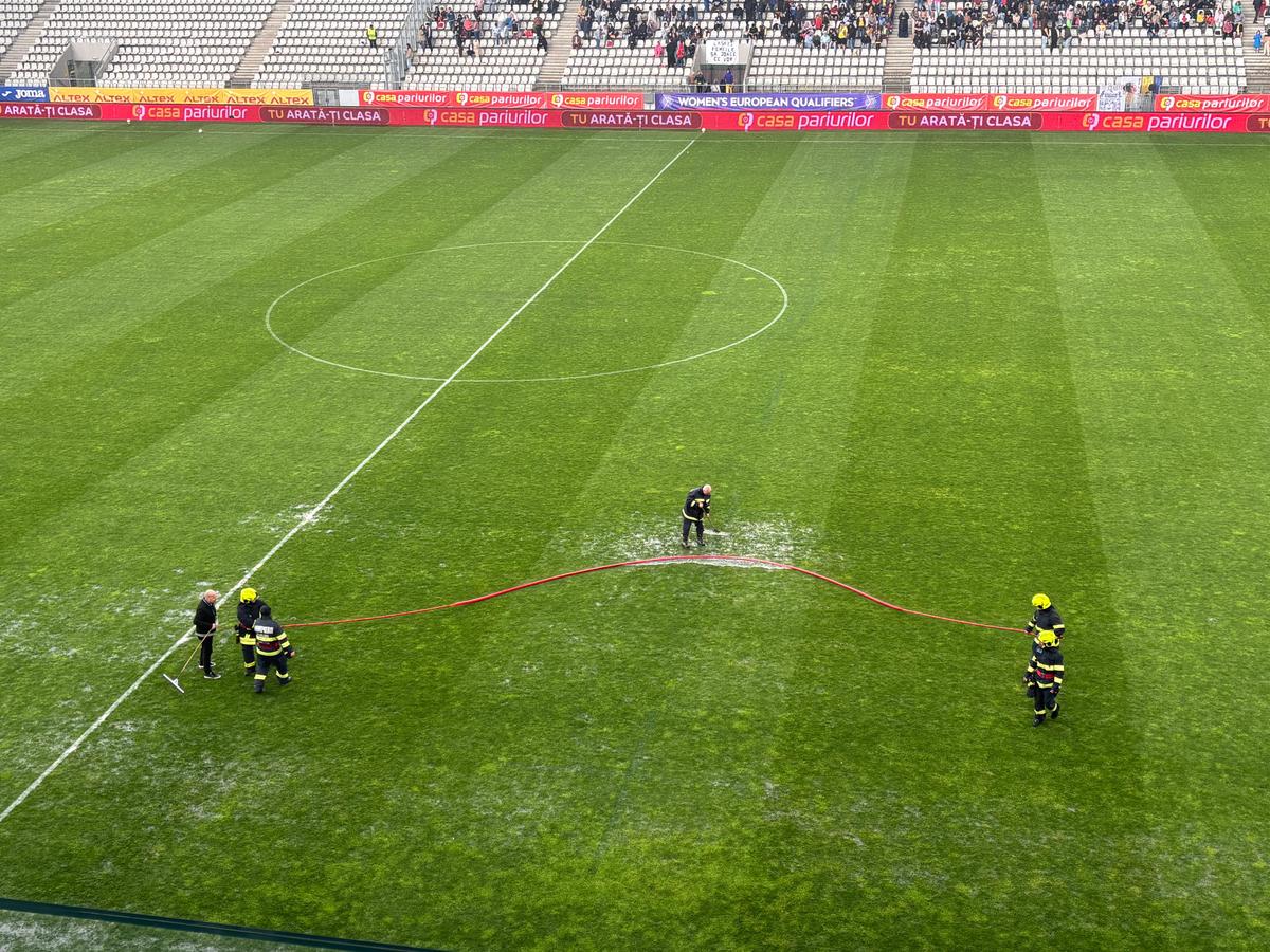 Imagini neconvenționale! Probleme grave la stadionul de 37 de milioane: meci întrerupt două ore » Aici va juca Dinamo în play-off