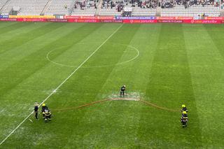 Imagini neconvenționale! Probleme grave la stadionul de 37 de milioane: meci întrerupt două ore » Aici va juca Dinamo în play-off