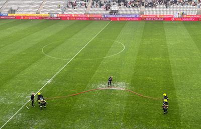 Imagini neconvenționale! Probleme grave la stadionul de 37 de milioane: meci întrerupt două ore » Aici va juca Dinamo în play-off