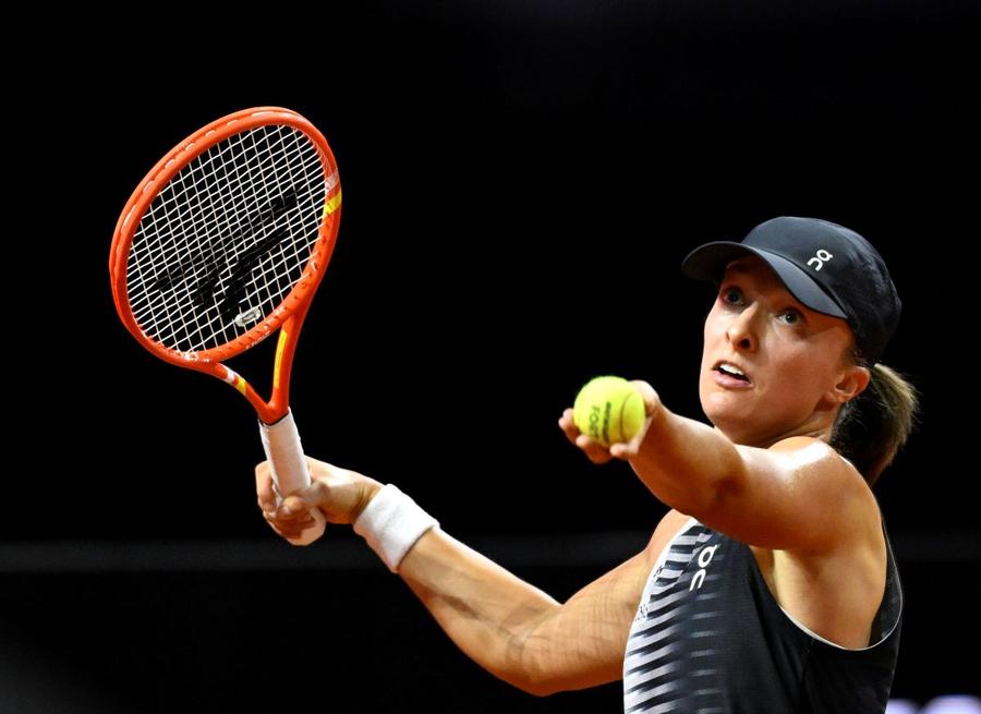 Iga Swiatek în acțiune la Stuttgart 2026 Foto: Imago Images Alianța neașteptată din tenisul feminin! Gauff și Swiatek se alătură boicotului inițiat de Sabalenka: „E despre viitorul sportului nostru”