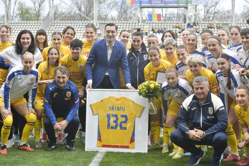 Ștefania Vătafu, premiată de Răzvan Burleanu/ foto: Cristi Preda GSP