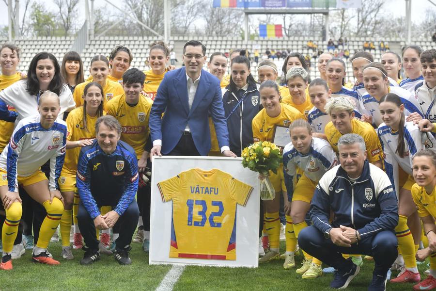 Ștefania Vătafu, premiată de Răzvan Burleanu/ foto: Cristi Preda GSP Trebuia să joace ultimul meci pentru echipa națională, însă s-a accidentat » Se retrage cu 132 de meciuri pentru România