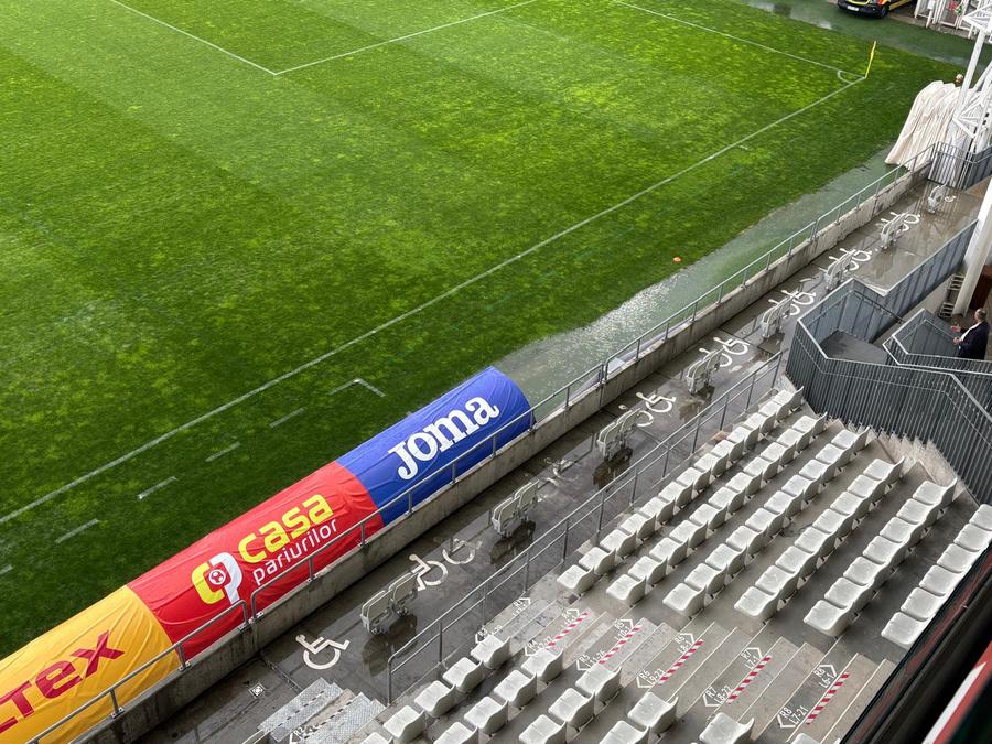 Apa a pătruns în zona destinată oamenilor cu dizabilități Imagini neconvenționale! Probleme grave la stadionul de 37 de milioane: meci întrerupt două ore » Aici va juca Dinamo în play-off