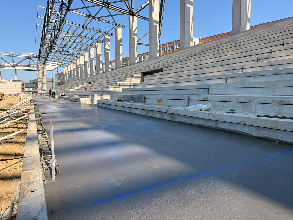 S-a montat gazonul pe cea mai nouă arenă din România: se apropie inaugurarea!