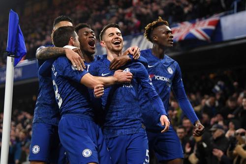 Callum Hudson-Odoi, fotbalistul lui Chelsea, a fost ridicat în cătușe de polițiști. Foto: Guliver/Getty Images