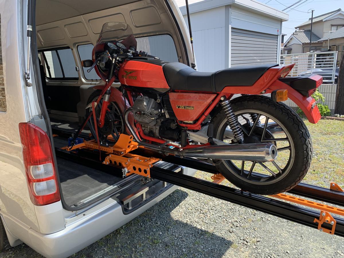 Vrei să transporți o motocicletă singur? Uite o soluție fabricată în România