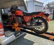 Vrei să transporți o motocicletă singur? Uite o soluție fabricată în România