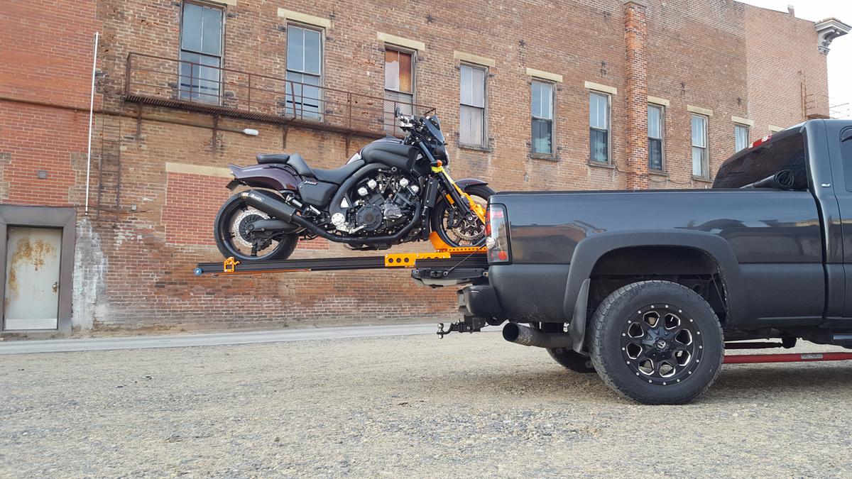Vrei să transporți o motocicletă singur? Uite o soluție fabricată în România