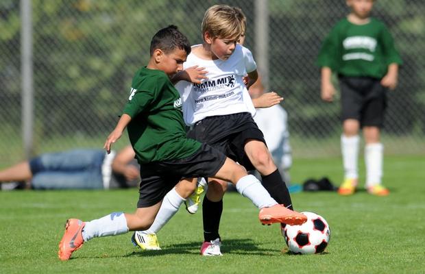 COVID-19. Amenzi CONSISTENTE dacă ești prins cu prietenii la fotbal » Ce spune legea