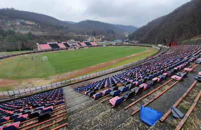 Plânge Valea Domanului » Stadionul „Mircea Chivu”, din Reșița, vechi de aproape un secol, își trăiește în uitare ultimii ani
