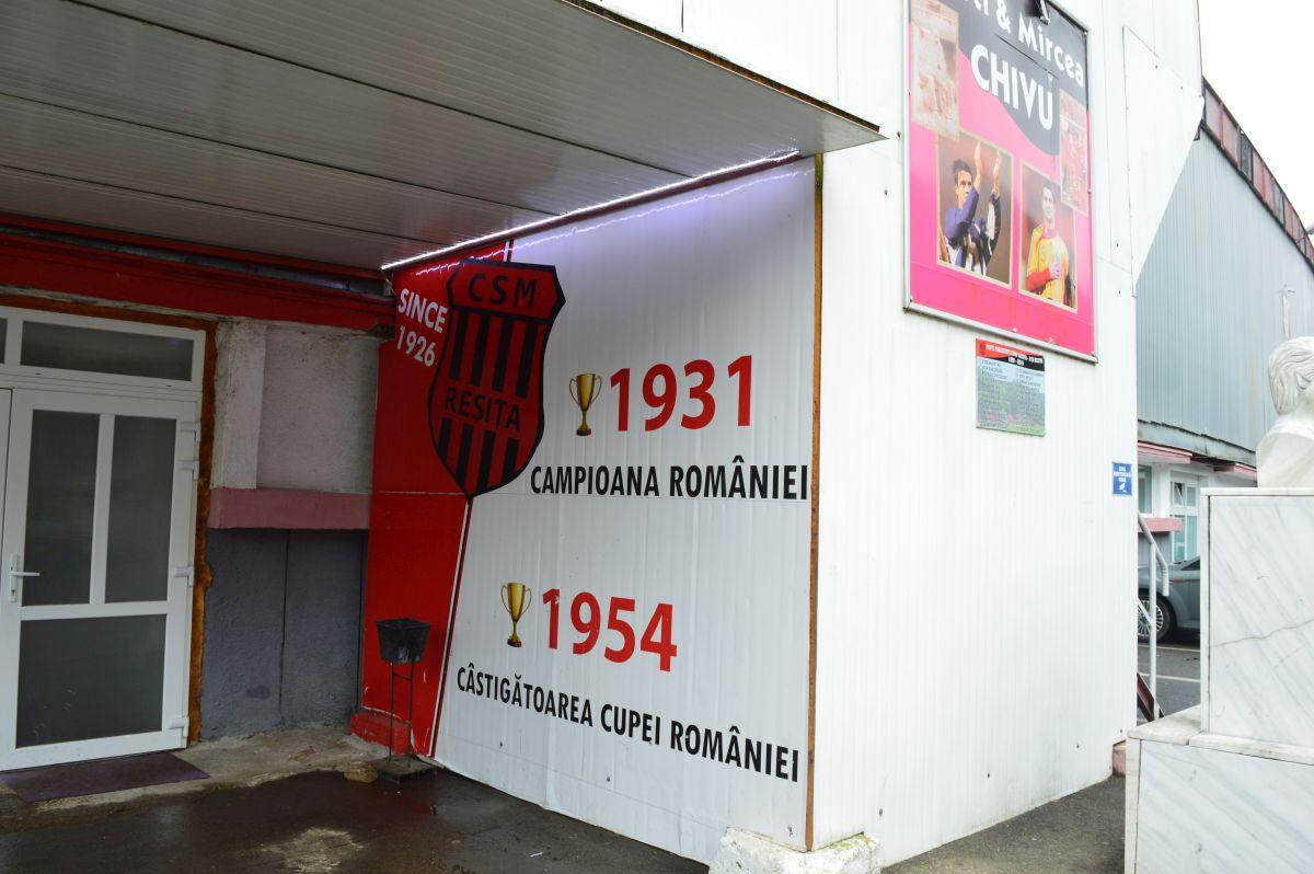Plânge Valea Domanului » Stadionul „Mircea Chivu”, din Reșița, vechi de aproape un secol, își trăiește în uitare ultimii ani