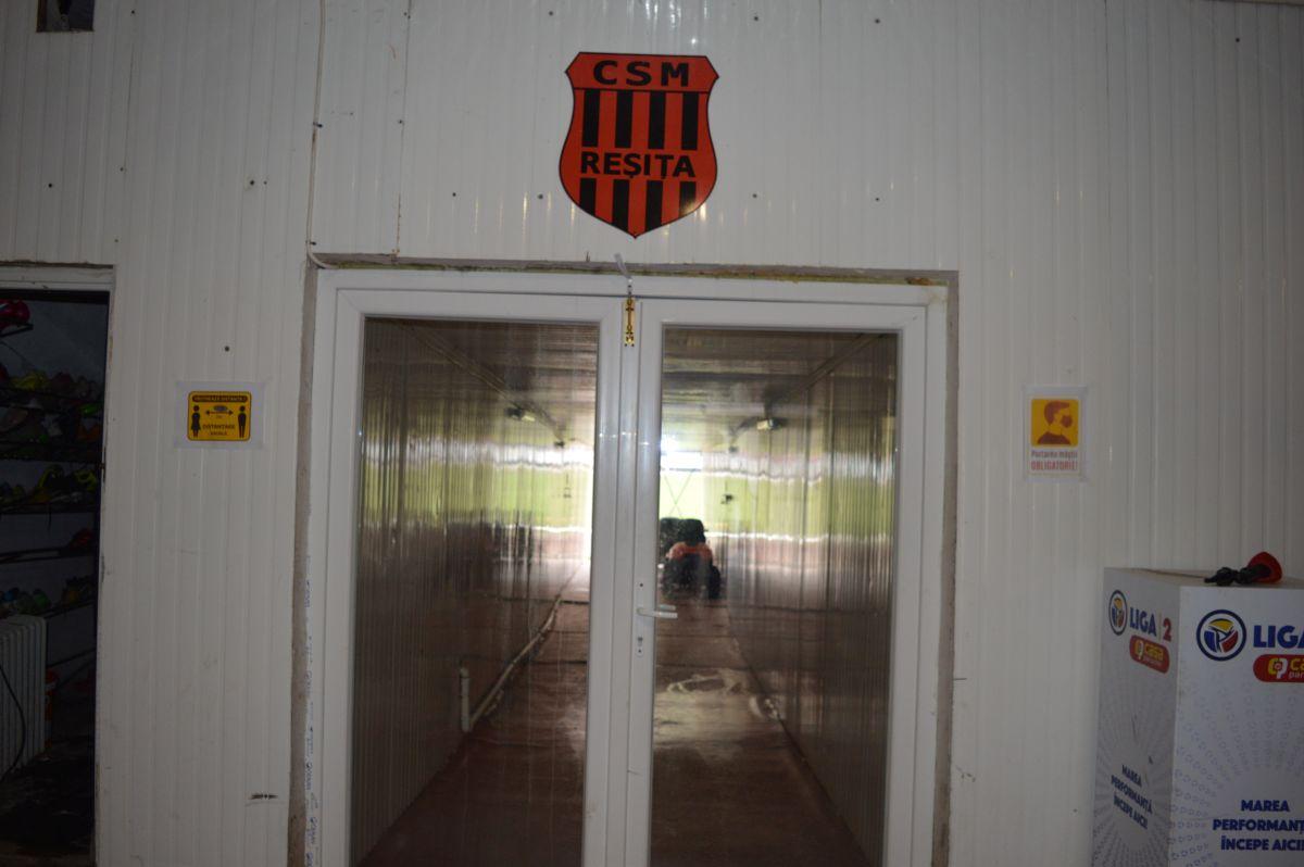 Plânge Valea Domanului » Stadionul „Mircea Chivu”, din Reșița, vechi de aproape un secol, își trăiește în uitare ultimii ani