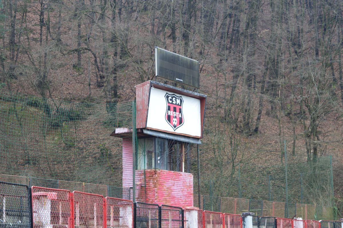 Plânge Valea Domanului » Stadionul „Mircea Chivu”, din Reșița, vechi de aproape un secol, își trăiește în uitare ultimii ani