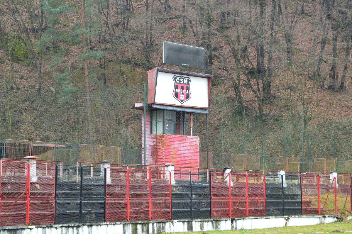 Plânge Valea Domanului » Stadionul „Mircea Chivu”, din Reșița, vechi de aproape un secol, își trăiește în uitare ultimii ani