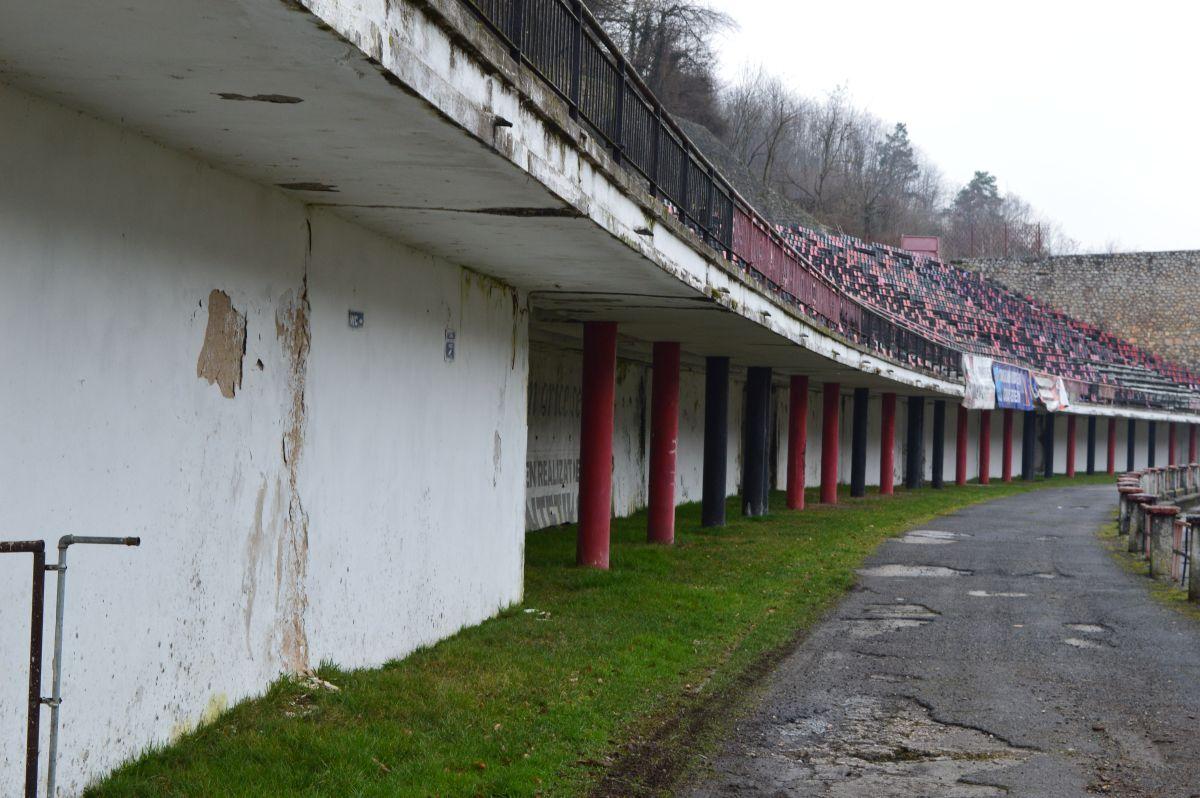 Plânge Valea Domanului » Stadionul „Mircea Chivu”, din Reșița, vechi de aproape un secol, își trăiește în uitare ultimii ani