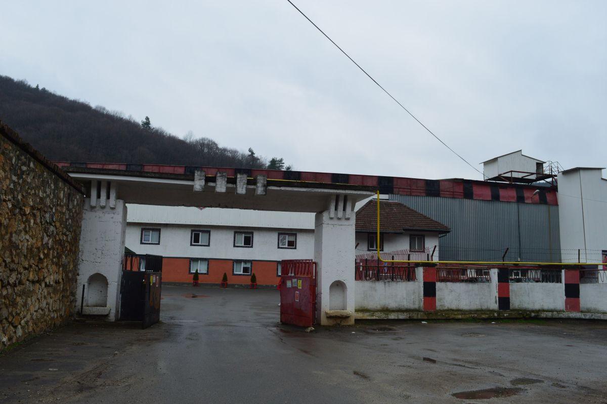 Plânge Valea Domanului » Stadionul „Mircea Chivu”, din Reșița, vechi de aproape un secol, își trăiește în uitare ultimii ani