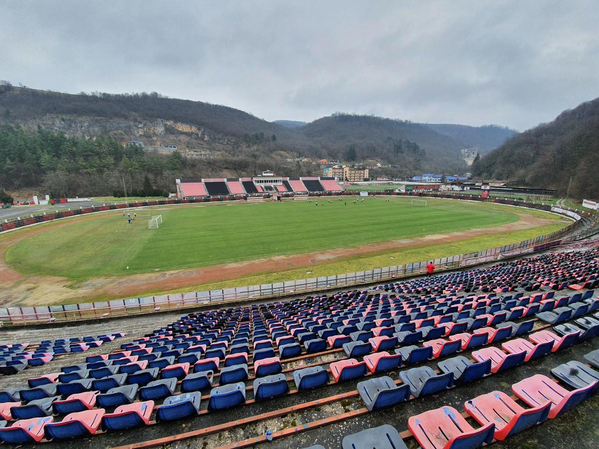 Plânge Valea Domanului » Stadionul „Mircea Chivu”, din Reșița, vechi de aproape un secol, își trăiește în uitare ultimii ani