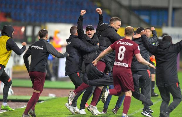 CFR Cluj campioană » Edi Iordănescu, enigmatic după primul titlu din carieră: „Nu vreau să umbresc acest moment!”